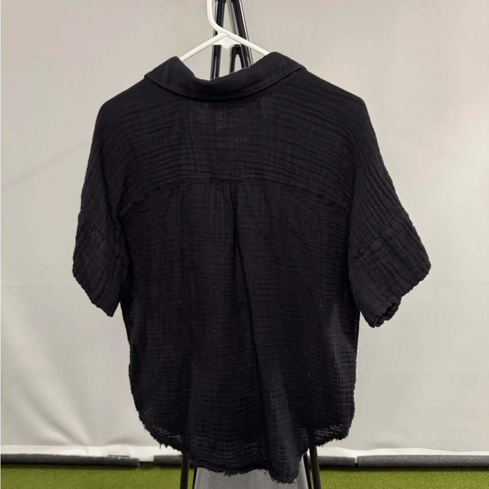Black  Short-Sleeve Button-Up Shirt - Picture 2 of 6